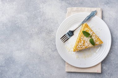 Tereyağlı krema ve nane aromalı böğürtlen reçelli bir parça lezzetli puf kek. Gri beton arka plan. Boşluğu kopyala.