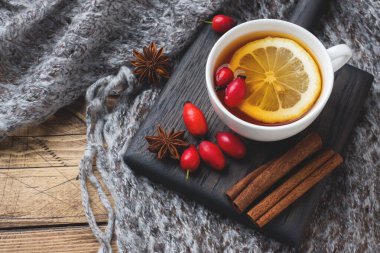 Limonlu ve ballı tarçınlı yabani gül böğürtlenlerinden iç. Gül kalçası vitamini takviyesi. Sıcak ev yapımı kış içeceği konsepti.