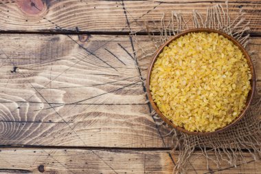 Geleneksel Türk kuru çiğ bulgur gevreği ahşap kasede.