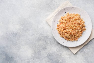 Seramik tabakta domatesli haşlanmış bulgur..