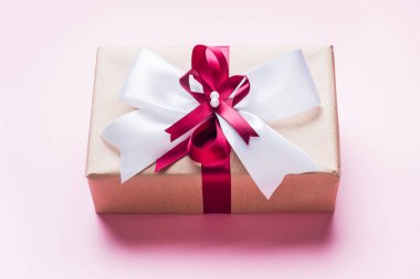 Hediye ya da hediye kutusu. Üstünde pembe masa manzarası olan büyük bir fiyonk. Noel için yassı beste, Anneler Günü ya da düğün.