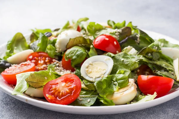 Fräsch sallad med tomater och vaktelägg och sallad. — Stockfoto