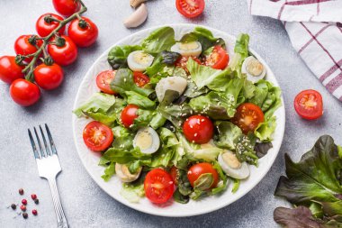 Taze domates ve bıldırcın yumurtası ve marul salatası.