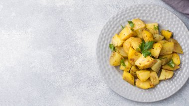 Baharat ve otlar bir plaka üzerinde fırında patates. Kopya alanı.