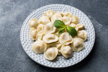 Köfte et, mantı, mantı ile doldurulmuş. Köfte doldurma ile. Rus Mutfağı.