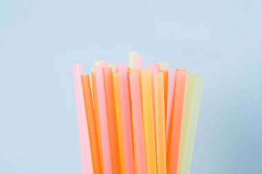 Soyut bir plastik pipet içme suyu veya alkolsüz içecekler için kullanılan renkli. Seçmeli odak. Boşluk Kopyala