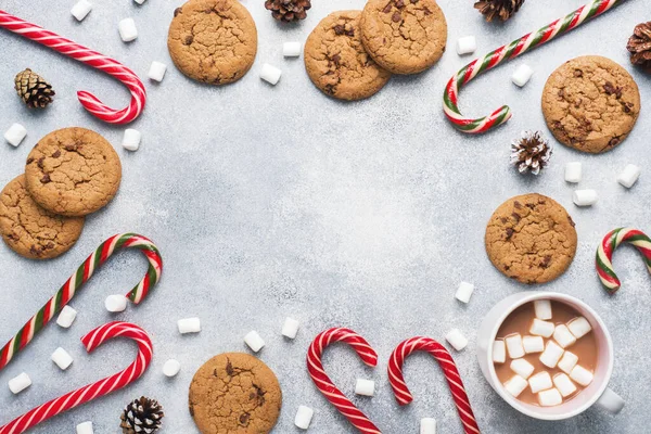 O biscoito de chocolate, Natal cana-de-caramelo Copa de cacau e cones de marshmallow Decorações em um fundo cinza. Espaço de cópia Quadro . — Fotografia de Stock