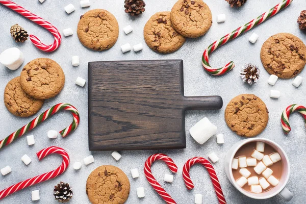 O biscoito de chocolate, Natal cana-de-caramelo Copa de cacau e cones de marshmallow Decorações em um fundo cinza. Espaço de cópia Quadro . — Fotografia de Stock