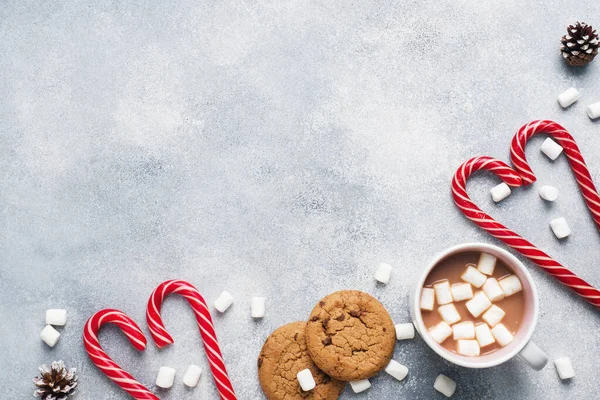 Ciasteczko czekoladowe, Christmas cane caramel Cup kakao i szyszki pianki dekoracje na szarym tle. Kopiuj przestrzeń ramki. — Zdjęcie stockowe