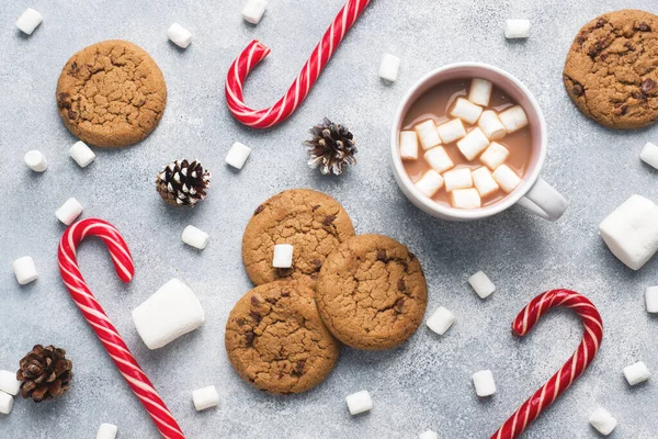 O biscoito de chocolate, Natal cana-de-caramelo Copa de cacau e cones de marshmallow Decorações em um fundo cinza. Fechar — Fotografia de Stock