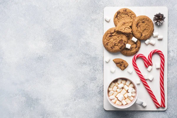 O biscoito de chocolate, Natal cana-de-caramelo Copa de cacau e cones de marshmallow Decorações em um fundo cinza. Espaço de cópia Quadro . — Fotografia de Stock