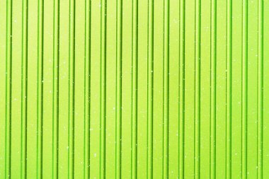 Parlak, açık yeşil çizgili arka plan. Izgara tavasının dokusu.