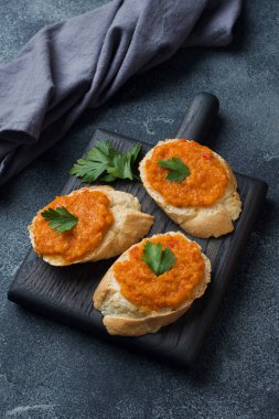 Ekmek kabaklı sandviçler havyar, soğan. Ev yapımı vejetaryen yemeği. Boşluğu kopyala.