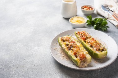 Fırınlanmış kabak dolması, kıymalı tavuk mantarı ve tabağında peynir olan sebzeler. Boşluğu kopyala