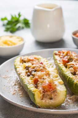 Fırınlanmış kabak dolması, kıymalı tavuk mantarı ve tabakta peynirli sebze..
