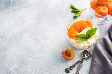 Tatlı süzme peynir ve nane yapraklı taze kayısı üzümü.