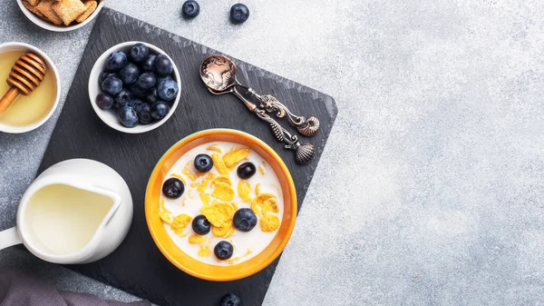 Copos Maíz Hechos Cereales Naturales Con Arándanos Frescos Miel Leche — Foto de Stock