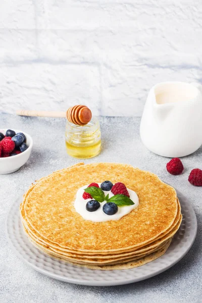 Teller Mit Leckeren Dünnen Pfannkuchen Mit Beeren Auf Grauem Tisch — Stockfoto