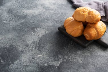 Taze buğday ekmeği. Sosisli sandviç veya hamburger için rulo. Koyu arkaplan kopyalama alanı.