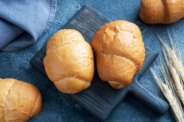 Panecillos de trigo fresco. Rollos para un perrito caliente o hamburguesa. Espacio de copia de fondo oscuro. — Foto de Stock