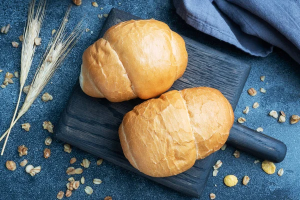 Frische Weizenbrötchen. Brötchen für einen Hot Dog oder Hamburger. Dunkler Hintergrund Kopierraum. — Stockfoto