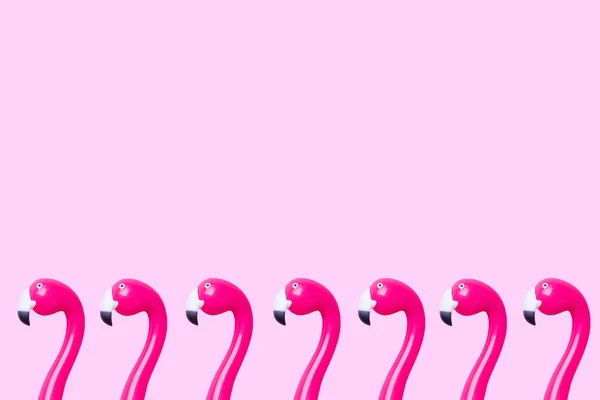 Caneta rosa Flamingo sobre um fundo rosa. Espaço de cópia Flat lay . — Fotografia de Stock
