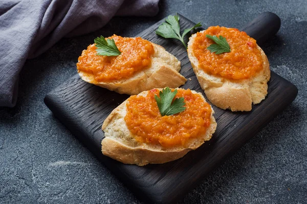 Ekmek kabaklı sandviçler havyar, soğan. Ev yapımı vejetaryen yemeği. Boşluğu kopyala.