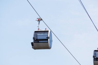 Moskova bölgesi, Rusya - 25 Haziran 2020: Moskova Sparrow tepeleri, Luzhniki. Gökyüzüne karşı teleferiğin kapalı cam kabinleri. Kapat..