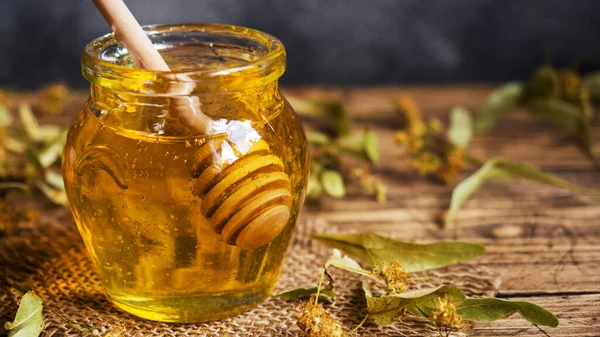 Miel liquide doré. Miel frais récolté sur l'herbe. — Photo
