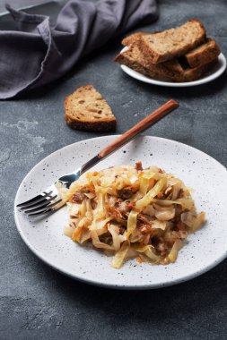 Tabağında et olan haşlanmış lahana. Koyu beton arkaplan.