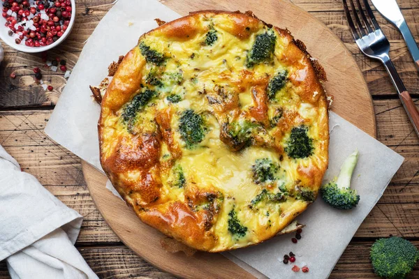 Ahşap bir tahtada brokoli ve arkaplanda fırında omlet. Sağlıklı beslenme yemeği..