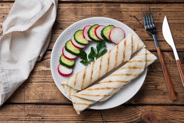 Roll with cheese and herbs. Grilled pita bread with filling. Cucumber radish salad. The concept of a healthy Breakfast. — Stock Photo, Image