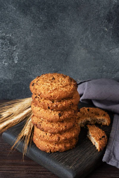 Homemade cookies with cereals and seeds. Oatmeal crackers on a wooden background. Copy space. — Stock Photo, Image