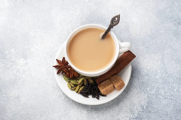 Indianer trinken Masala-Tee mit Milch und Gewürzen. Kardamom-Sticks Zimt Sternanis Rohrzucker. Beton grauer Tisch Kopierraum. — Stockfoto