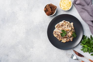 Ekşi kremalı ve peynirli maydanozlu soslu mantar şampiyonları. Boşluğu kopyala.