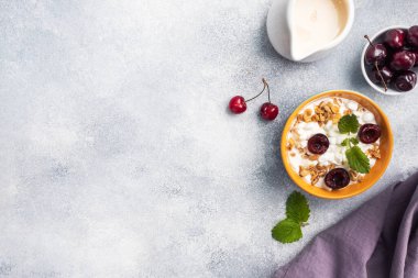 Taze kirazlı müsli peyniri. Süzme peynir ve böğürtlenli sağlıklı kahvaltı kavramı. Boşluğu kopyala