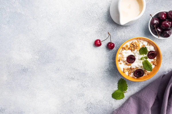 Taze kirazlı müsli peyniri. Süzme peynir ve böğürtlenli sağlıklı kahvaltı kavramı. Boşluğu kopyala