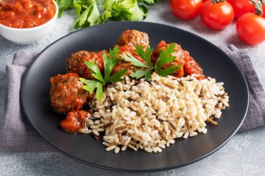 Et köftesi ve tabakta esmer pirinç. Hazır porsiyonlu et ve garnitür