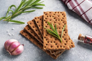 Baharatlı, sarımsaklı ve biberiyeli çavdar krakeri. Sağlıklı beslenme kavramı