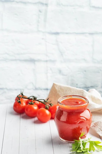 Tomatoes Own Juice Tomato Paste Glass Jar Fresh Tomatoes White — Stock Photo, Image