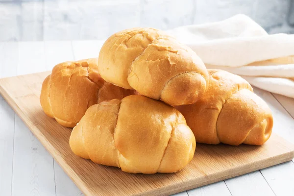 新鮮な小麦パンのロール ホットドッグやハンバーガーのためのロール 白い背景コピースペース — ストック写真