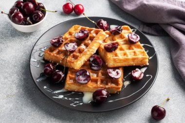 Taze kiraz ve kremalı Belçika flüt waffle 'ı. Yumuşak ev yapımı waffle, kirazlı tatlı.