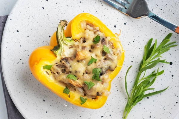 Peperoni dolci ripieni con funghi di riso e formaggio alle erbe. Metà al forno di peperoni gialli con ripieno. Sfondo in legno bianco. — Foto Stock