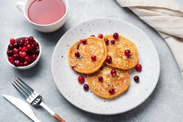 Panqueques de requesón con arándanos. Jerniki o sirniki rusos, buñuelos de requesón o panqueques en el plato. — Foto de Stock