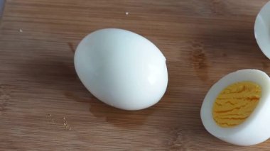 Kızlar bir bıçakla haşlanmış tavuk yumurtasını kestiler. Evde Kahvaltı Hazırlanıyor.