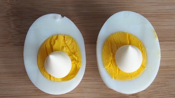 마요네즈와 함께 삶은 달걀 반쪽을 파슬리 삽으로 장식 한다. — 비디오