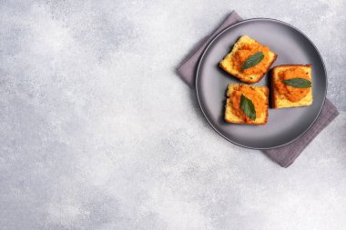 Tost ve kabak havyarlı sandviç. Sebze havyarlı ekmek, sağlıklı bir vejetaryen aperatifi. Siyah plaka kopyalama alanı