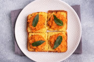 Tost ve kabak havyarlı sandviç. Sebze havyarlı ekmek, sağlıklı vejetaryen aperatifi.