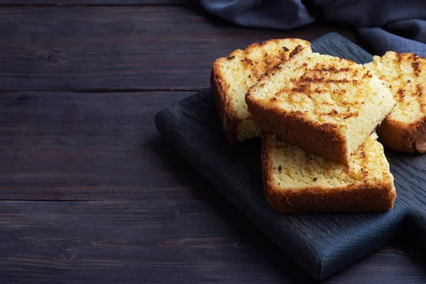 Toastbrot Auf Dunklem Holzgrund Scheiben Schneiden Kopierraum — Stockfoto