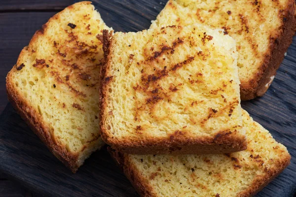 Fette Pane Tostato Grano Uno Sfondo Legno Scuro Vicino — Foto Stock